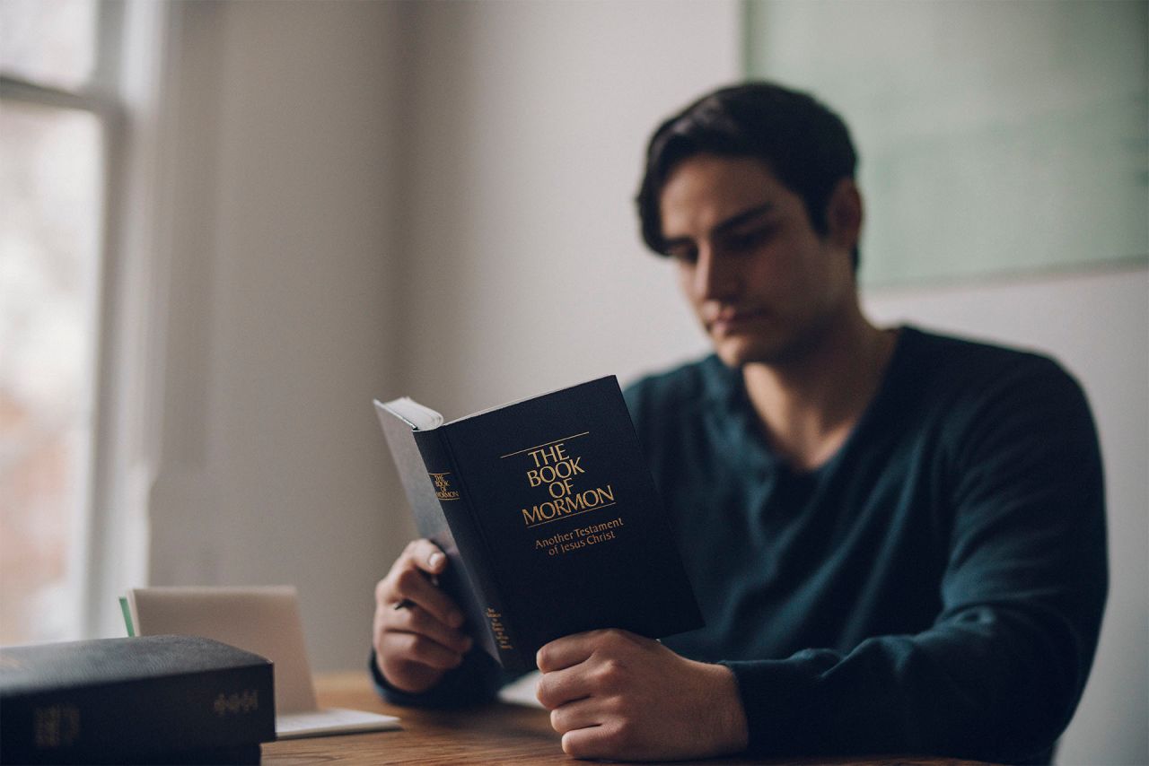 モルモン書を読む男性