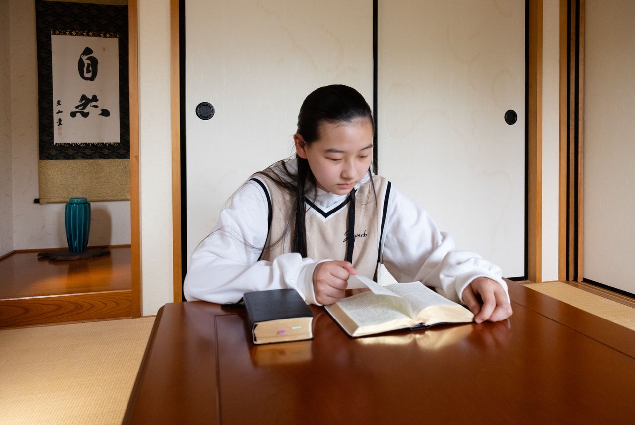 モルモン書を読む女性